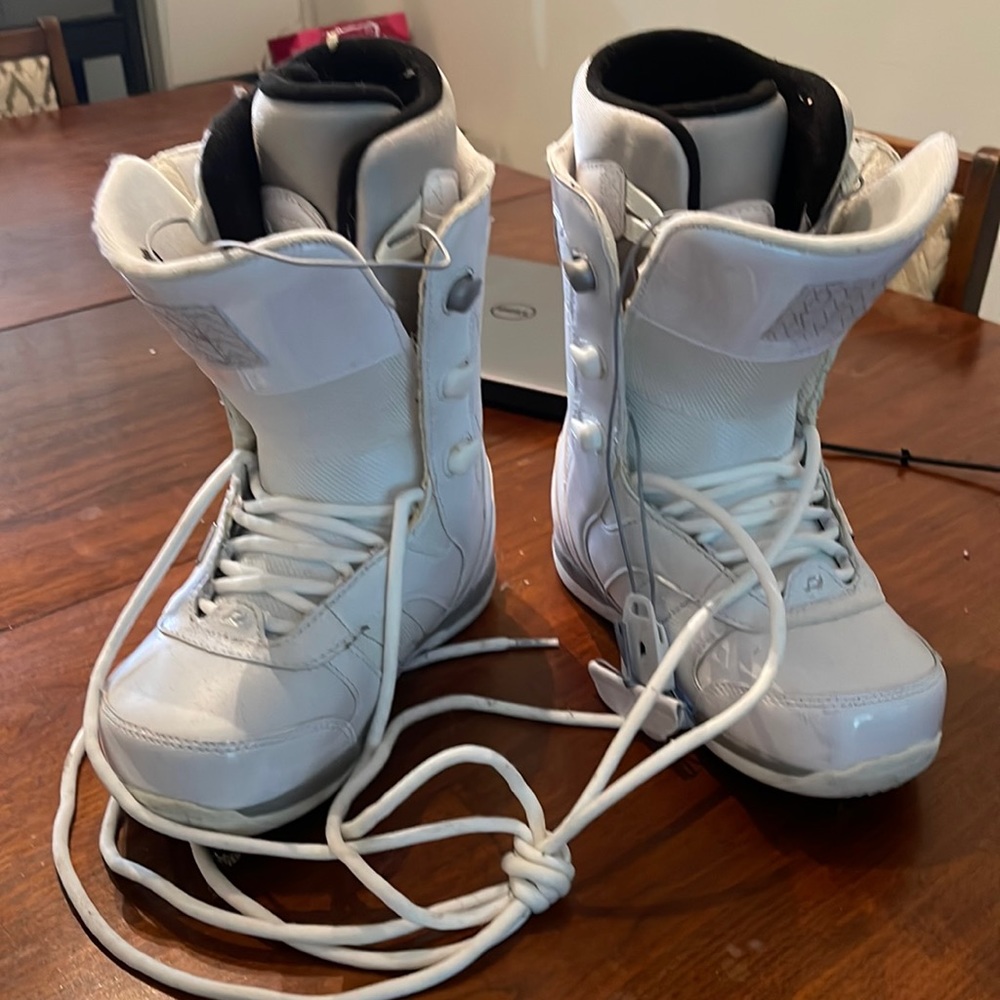 Donna snowboard boots size 6. Worn twice only!